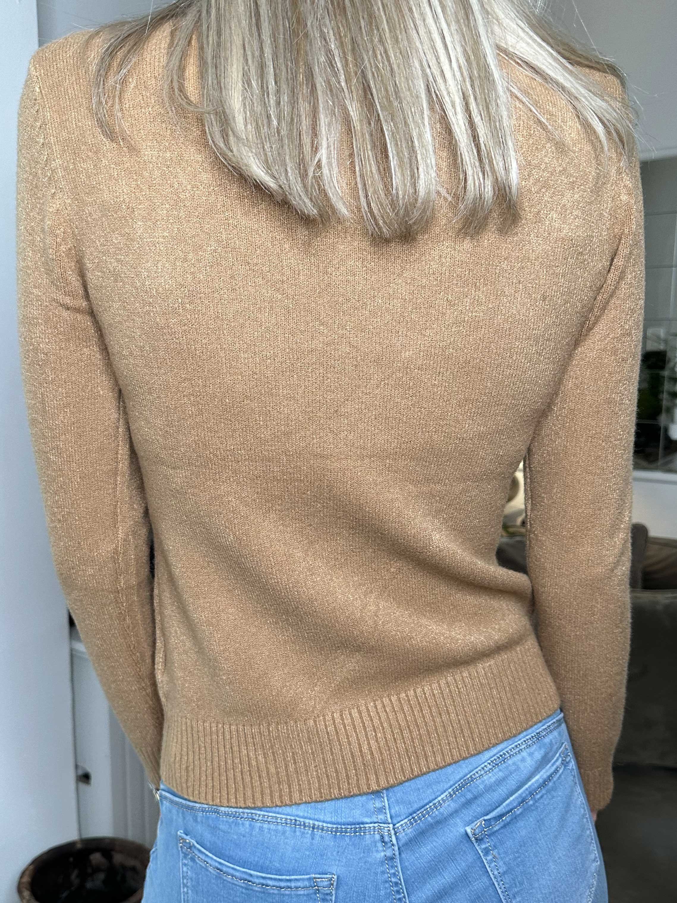 Nona - Mjuk enkel stickad tröja med polokrage